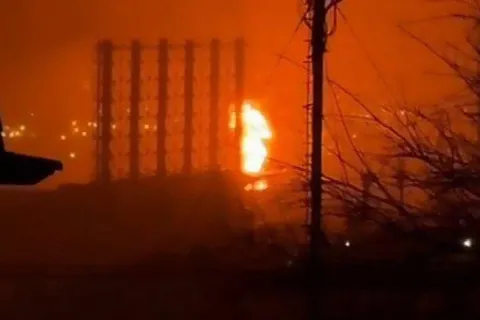 Добрые дроны поразили порт и НПЗ в российском Туапсе: вспыхнули масштабные пожары (видео)