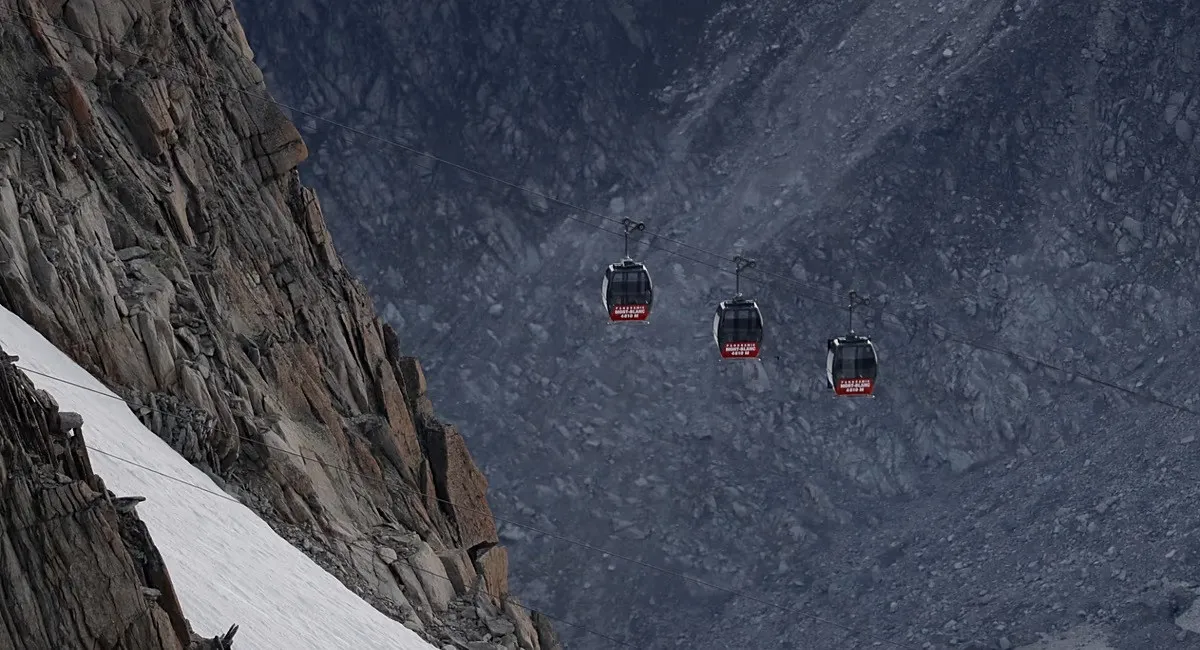 Авария на известном горном перевале: у подъемника отказали тормоза, людей эвакуируют вертолетами - today.ua