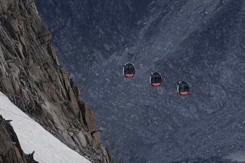 Авария на известном горном перевале: у подъемника отказали тормоза, людей эвакуируют вертолетами
