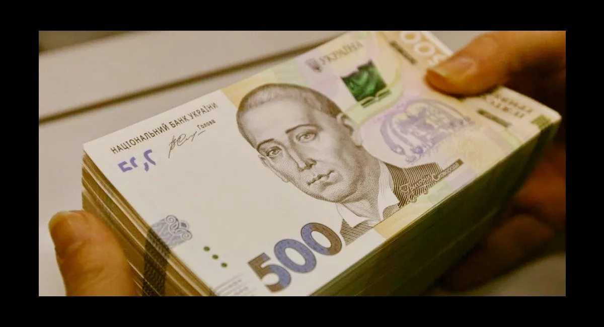 Українці масово знімають готівку з банківських рахунків: стали відомі причини - today.ua