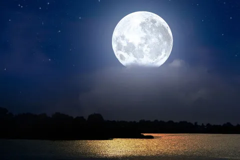 Над Одессой одновременно засверкали несколько Лун: украинцы гадают, что этот странный знак означает (фото)