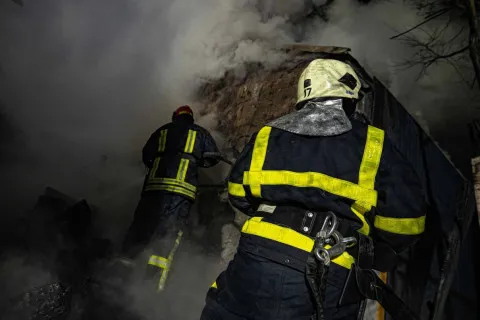 Ужасная трагедия в Донецкой области: россияне сбросили ФАБ на жилой дом с детьми - есть погибшие (фото)