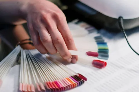 Стильна та яскрава класика: названо наймодніший колір манікюру у 2026 році