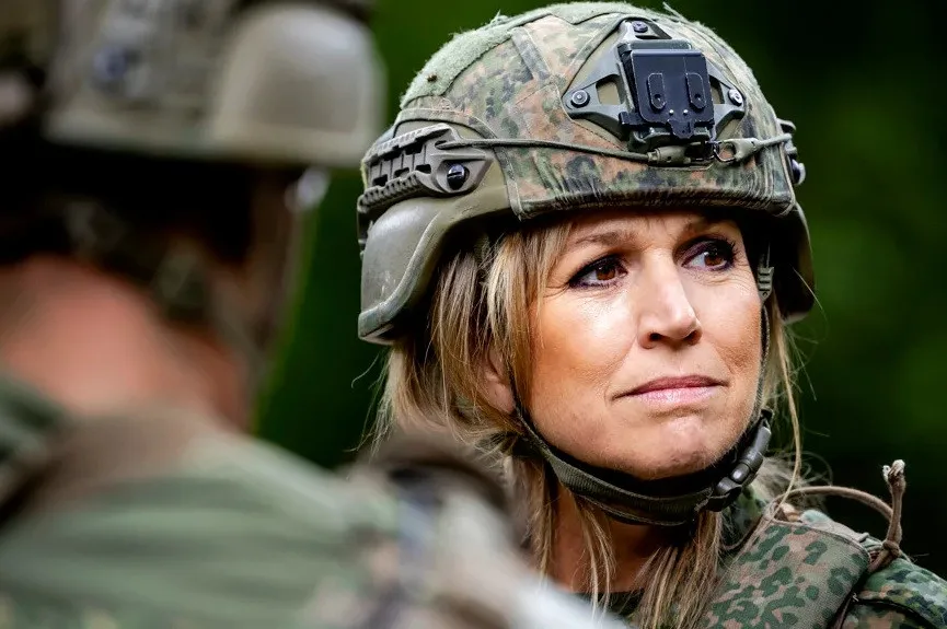 Безопасность нельзя воспринимать как должное: королева Нидерландов внезапно сменила платье на военную форму - today.ua