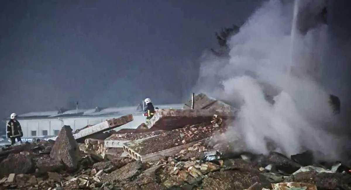 Слышно было за километры: во Львовской области прямо сейчас спасают людей из-под руин после мощного взрыва (фото, видео) - today.ua