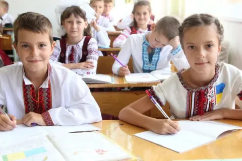 "Ніколи за часів незалежності такого не було": скорочення годин української мови у школах викликало скандал у соцмережах