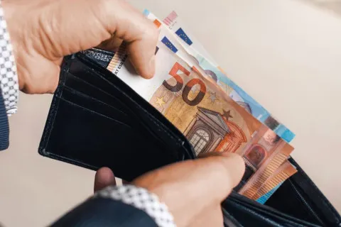 Минимальную зарплату в Украине сравнили с другими европейскими минималками: вскрылась неприятная деталь