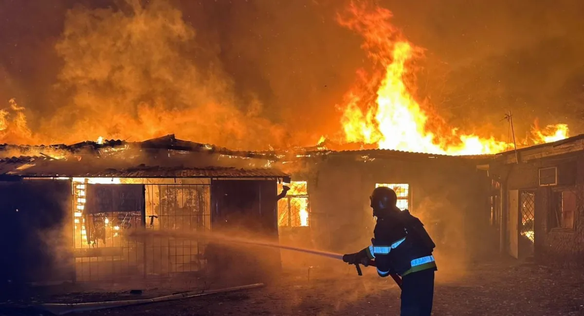 РФ завдала масованого удару по Херсону: здійнялися пожежі, є багато поранених (фото, відео) - today.ua