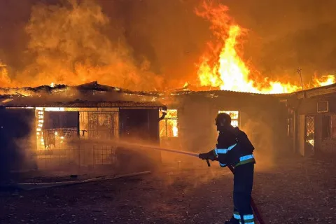 РФ нанесла массированный удар по Херсону: возникли пожары, есть много раненых (фото, видео)