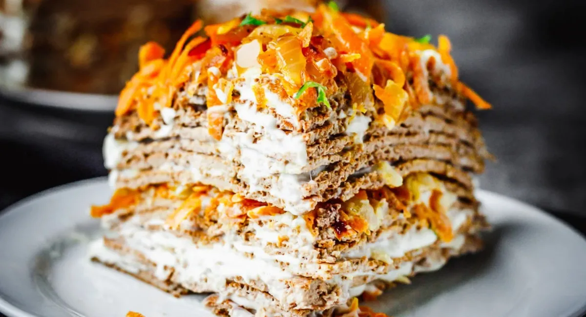 Печеночный торт за 30 минут: рецепт, которым точно попросят поделиться - today.ua