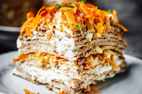 Печеночный торт за 30 минут: рецепт, которым точно попросят поделиться