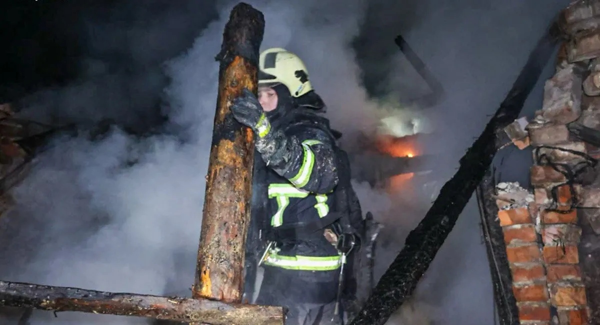 Трагедія в Богодухові: Шахед убив батька та трьох малюків, за життя вагітної матері борються лікарі (відео) - today.ua