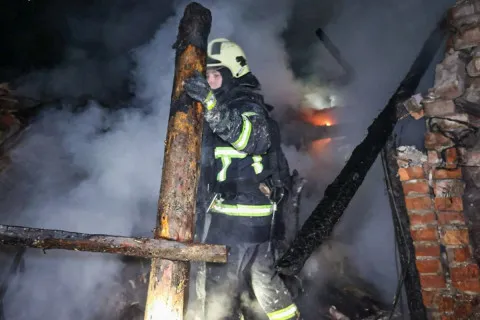 Трагедія в Богодухові: "Шахед" убив батька та трьох малюків, за життя вагітної матері борються лікарі (відео)