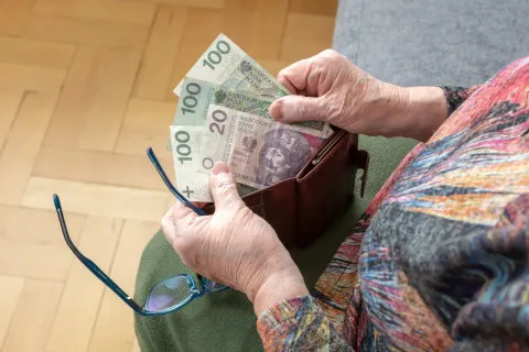 Украинцам, работавшим в Польше, будут выплачивать польскую пенсию: как её получить