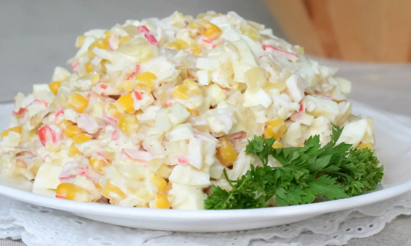 Крабовий салат з секретним інгредієнтом: як зробити популярну страву більш ніжною - today.ua