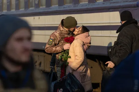 Укрзализныця готовит 14 февраля "сюрприз в люксах" для влюбленных и ВСУ: как и где попасть на "поезд любви"