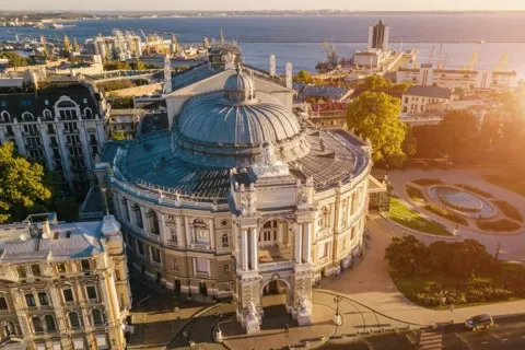 Рекорд страсти в День влюблённых: одесситы на берегу моря устроили массовое безумие (фото)