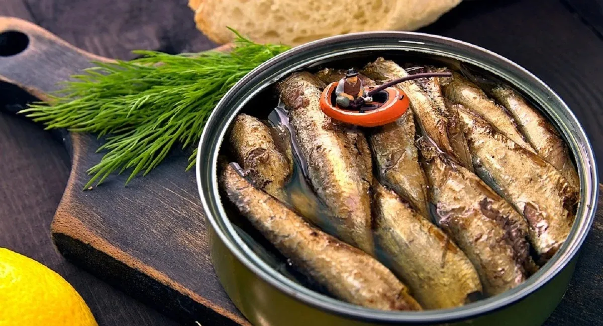 Почему нельзя хранить открытые консервы в металлической банке: риск, о котором мало кто знает - today.ua