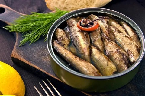 Чому не можна зберігати відкриті консерви в металевій банці: ризик, про який мало хто знає