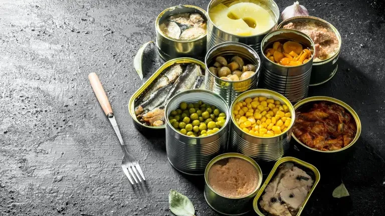 Почему нельзя хранить открытые консервы в металлической банке: риск, о котором мало кто знает - today.ua