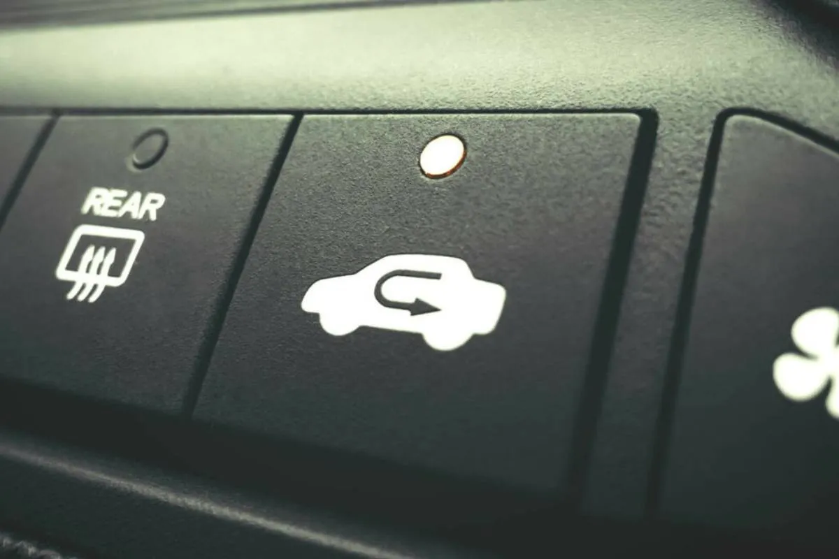 Одна кнопка в авто может сэкономить топливо: как ей правильно пользоваться - today.ua