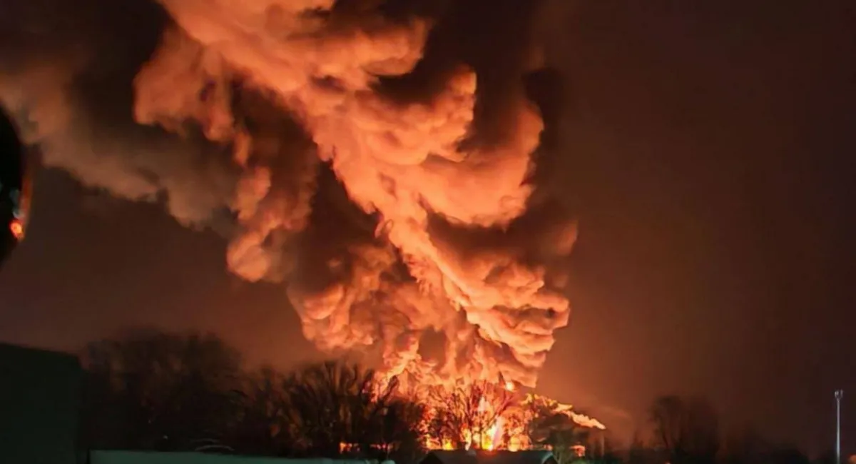 Дрони вдарили по нафтобазі на Псковщині: вирує масштабна пожежа (фото, відео) - today.ua