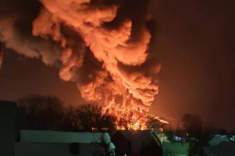 Дрони вдарили по нафтобазі на Псковщині: вирує масштабна пожежа (фото, відео)