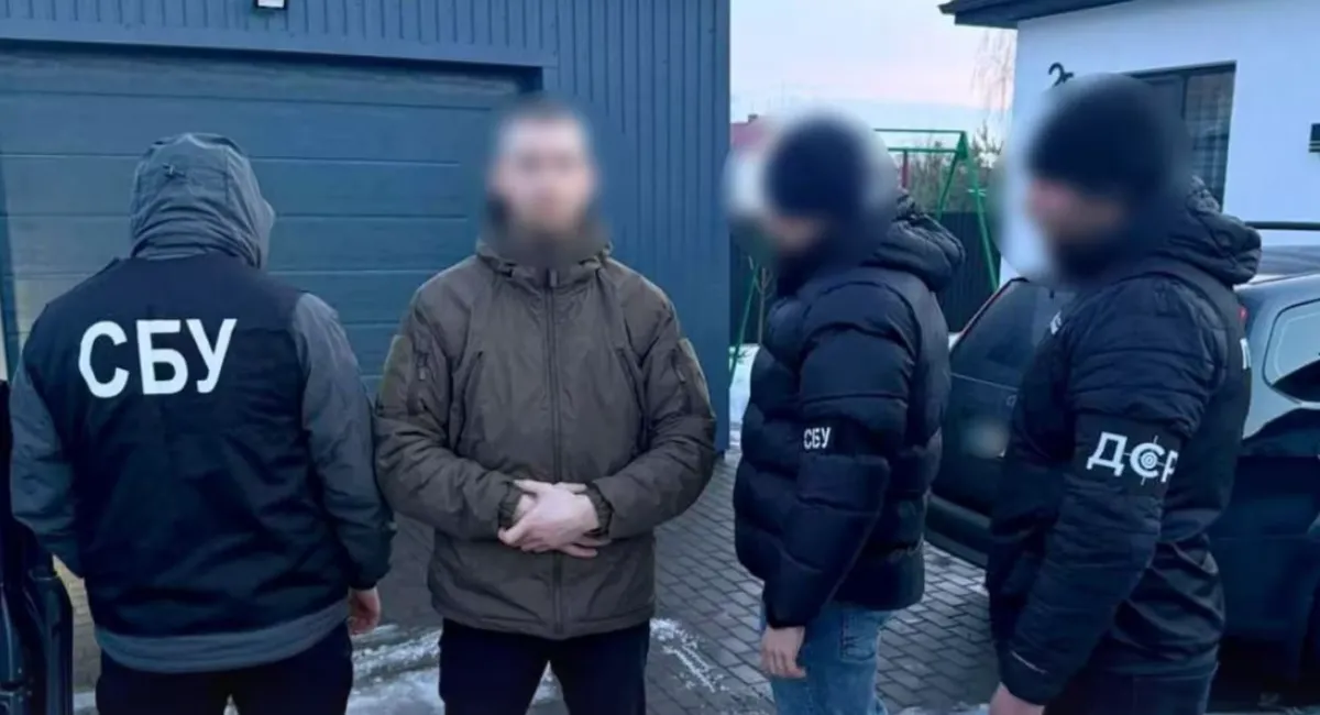 2,5 тысячи долларов за решение вопроса: в Волынской области задержали двух чиновников ТЦК - today.ua