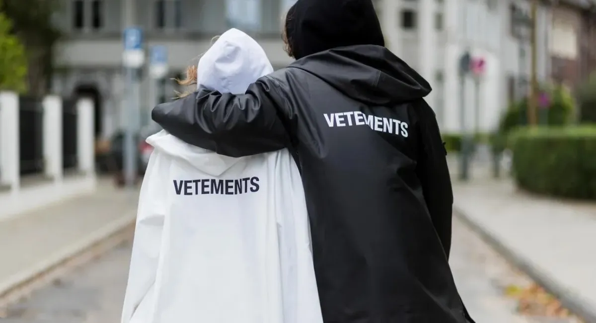 Мама зробила б безкоштовно: у мережі висміяли сорочку за $1139 від відомого бренду - today.ua