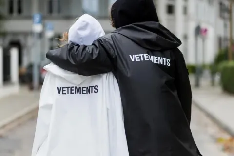 "Мама сделала бы бесплатно": в сети высмеяли рубашку за $1139 от известного бренда