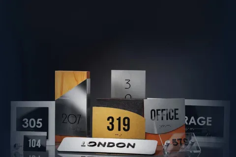 Таблички — необходимый элемент любого пространства.