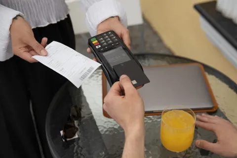 Замість купи папірців у гаманці - єЧек: як нова послуга спростить життя та збереже гроші українців