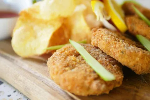 Превратите рыбные котлеты в настоящий шедевр: что добавить в блюдо для сочности и аромата