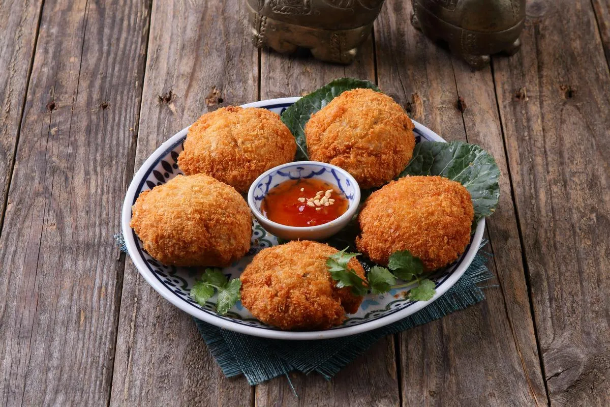 Превратите рыбные котлеты в настоящий шедевр: что добавить в блюдо для сочности и аромата Превратите рыбные котлеты в настоящий шедевр: что добавить в блюдо для сочности и аромата - today.ua