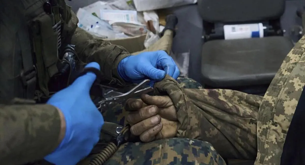 Украинские медики запустили телефонную горячую линию, которая может спасти жизнь многим тяжелораненым бойцам - today.ua