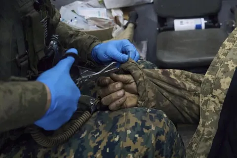 Украинские медики запустили телефонную горячую линию, которая может спасти жизнь многим тяжелораненым бойцам