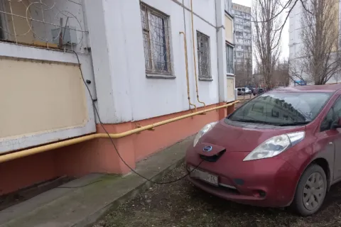 Зарядка електрокара "з вікна": енергетики попередили про небезпеку