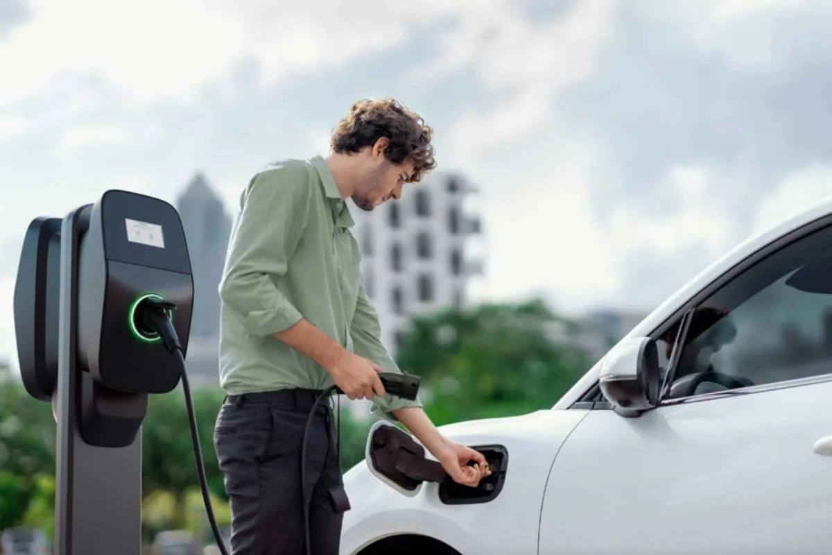 Зарядка электрокара из окна: энергетики предупредили об опасности - today.ua