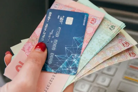 Довічний "бан" у банках та тавро злочинця: на Полтавщині чоловік отримав судимість за "оренду" картки