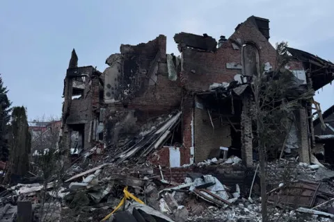 "Всі у лікарні, дитина в реанімації": під Києвом ворожий удар вщент спопелив оселю відомого музиканта