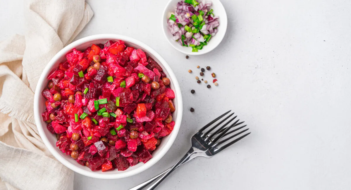 Варто додати всього один інгредієнт, і вінегрет стане кулінарним шедевром: незвичайний рецепт - today.ua