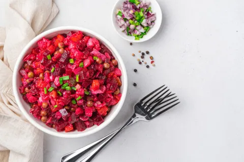 Стоит добавить всего один ингредиент, и винегрет станет кулинарным шедевром: необычный рецепт