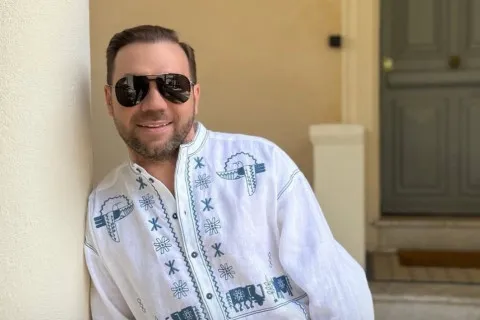 Не только блузы и лонгсливы: модельер назвал стильные варианты "верха" для весенних образов