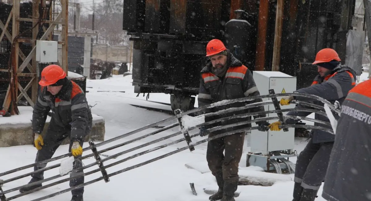 Аварийные бригады получат от правительства дополнительные выплаты: перечень специалистов и суммы - today.ua