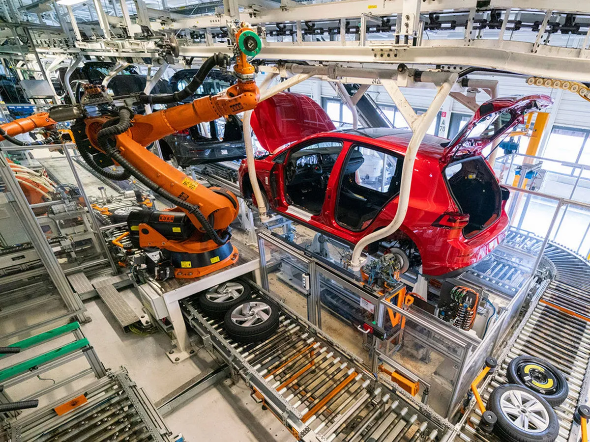 Німецький автопром на межі змін: BMW, Mercedes та Volkswagen ризикують не пережити автомобільну революцію - today.ua