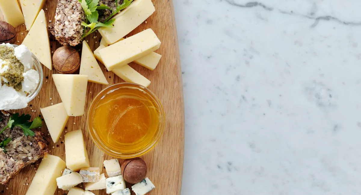 Диетолог назвала самый полезный сыр, который можно есть каждый день - today.ua