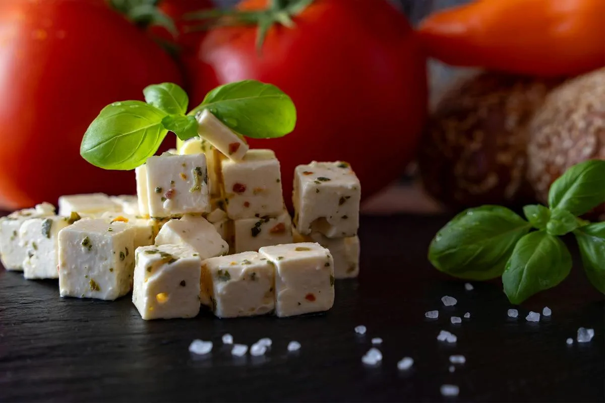 Диетолог назвала самый полезный сыр, который можно есть каждый день - today.ua
