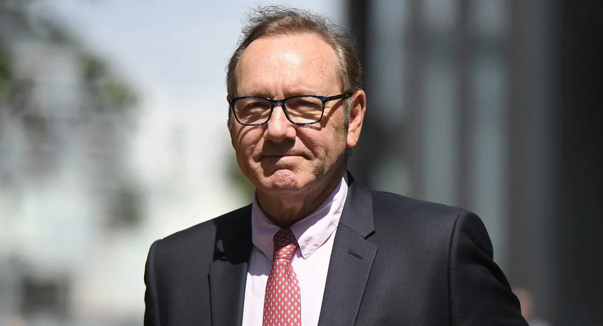 Кевин Спейси подписал футболку для благотворительного розыгрыша в поддержку бойцов Азова. - today.ua