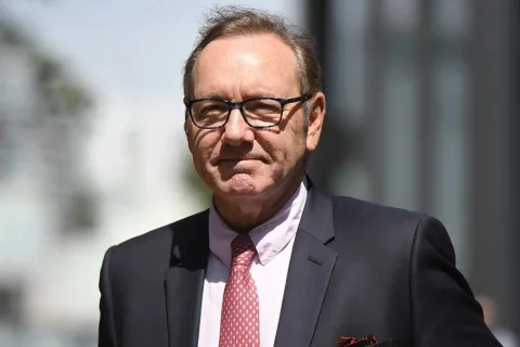 Кевин Спейси подписал футболку для благотворительного розыгрыша в поддержку бойцов "Азова".