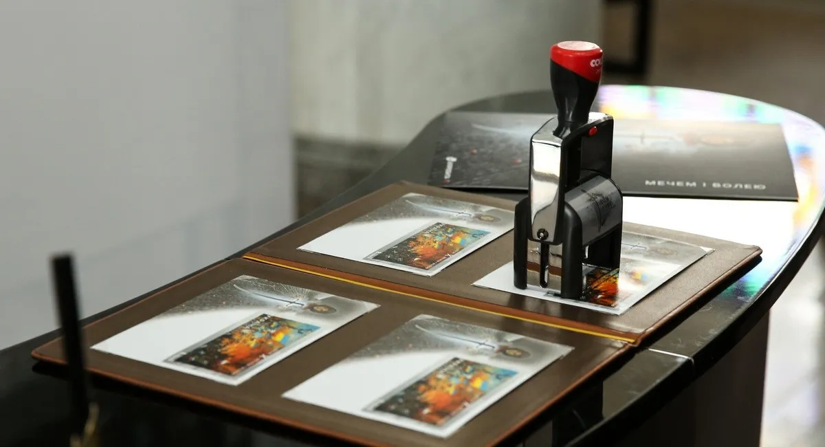 Укрпочта выпустила новую марку, посвященную стойкости украинского народа: фото - today.ua